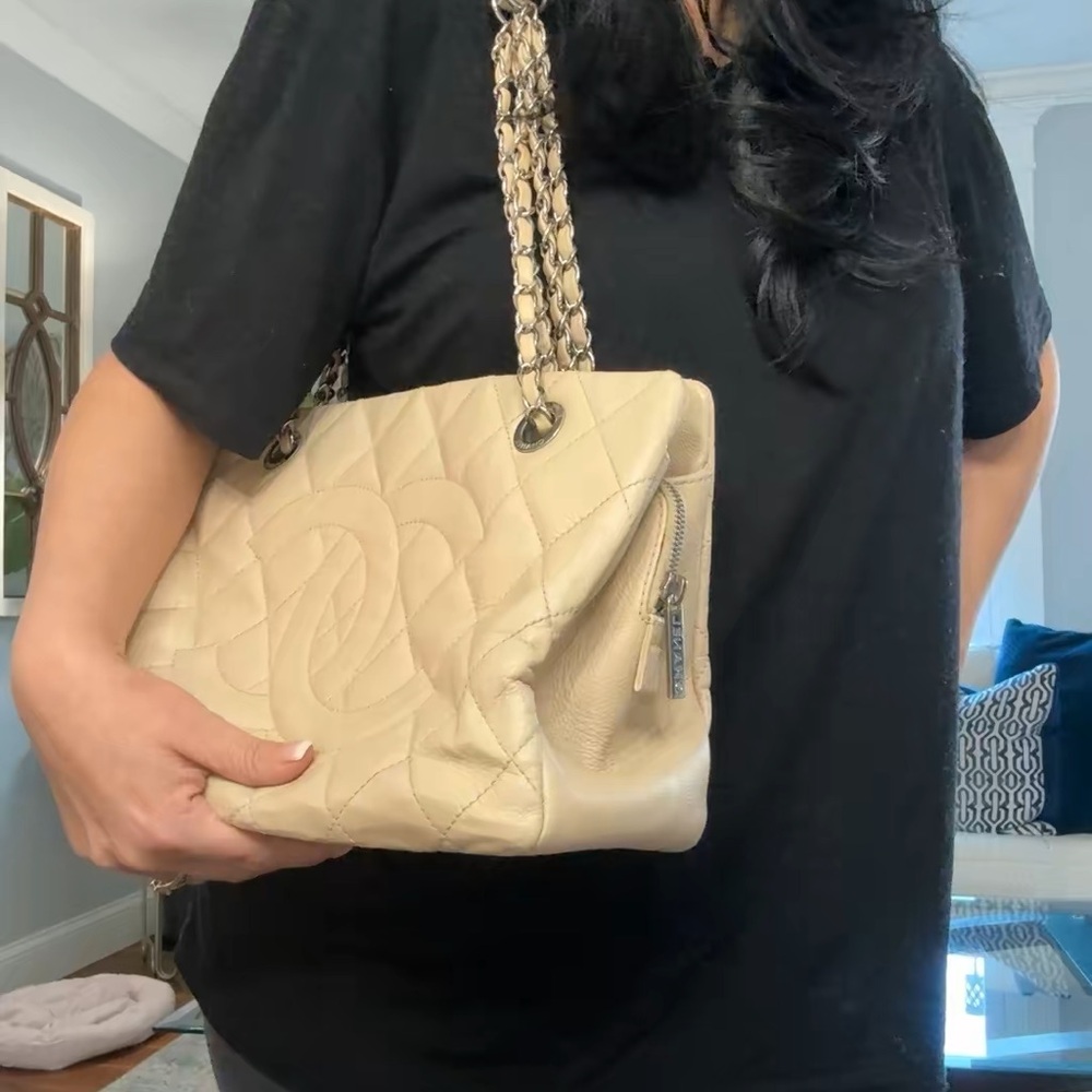 CHANEL Light Beige Quilted Shoulder Bag - Picture 3 of 17